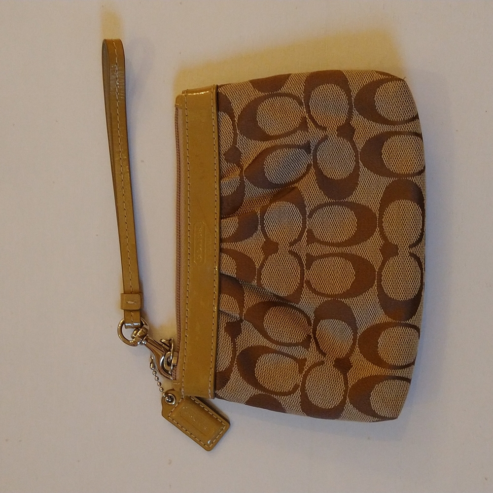 VGUC. Coach Signature C canvas wristlet.